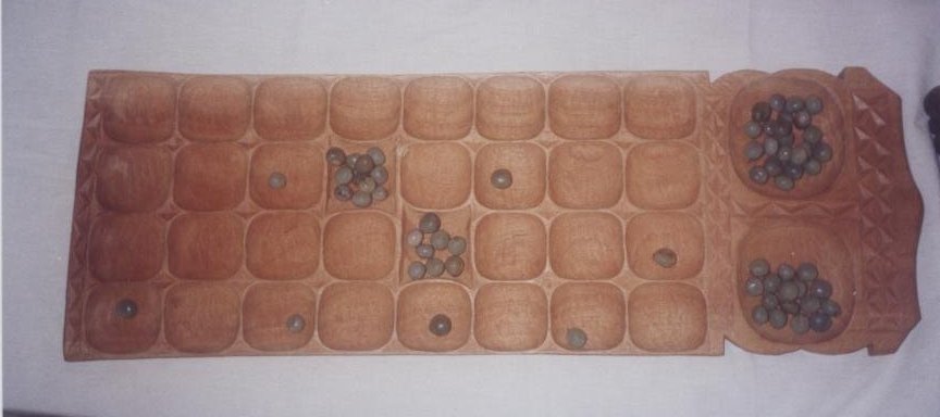 m'bawa bawo board with lunguzi tokens showing the Malawian opening in the yokhoma mode of playing